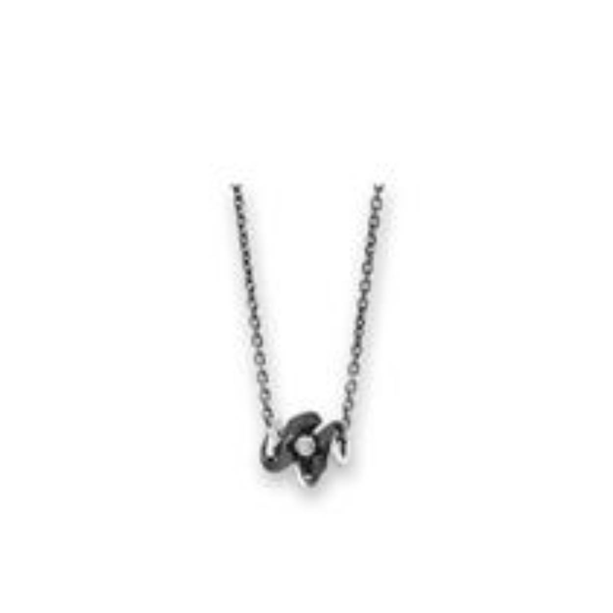 Deze sterling zilveren ketting is verstelbaar en kan gedragen worden op maat 42 en 45 cm. De hanger is een combinatie van zilver met een topaas steentje.