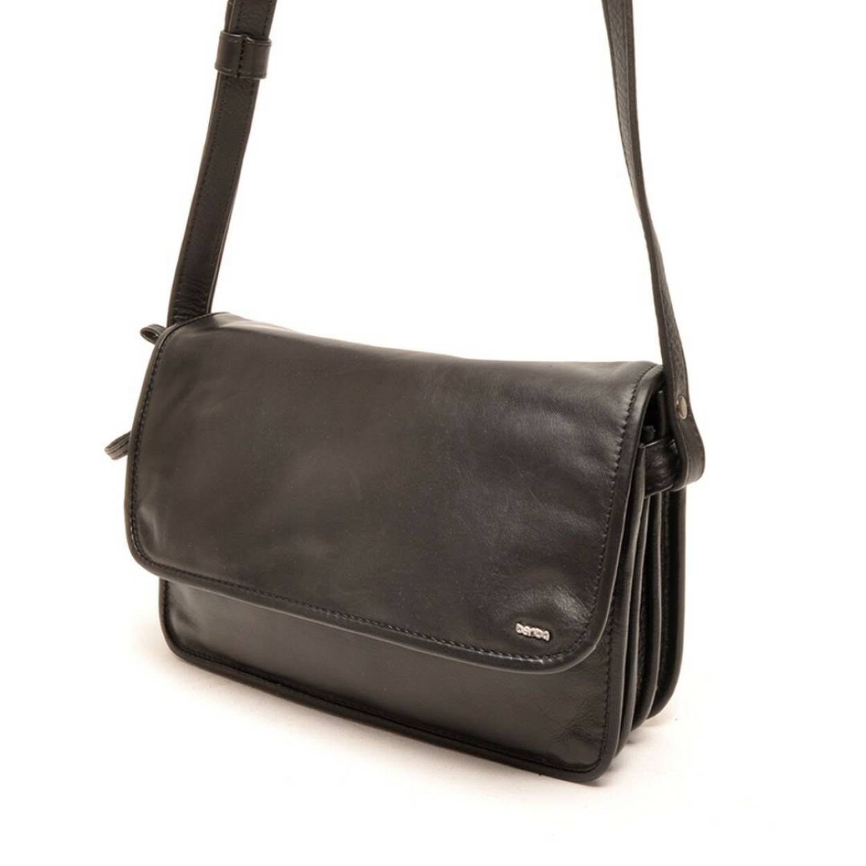 Leren Overslagtas van Boterzacht Kalfsleer – Elegant & Praktisch

Deze elegante overslagtas is vervaardigd uit boterzacht kalfsleer en voelt luxueus aan bij elke aanraking. De tas is niet alleen stijlvol, maar ook bijzonder functioneel dankzij de slimme indeling en doordachte details.

Aan de voorzijde bevindt zich een handig voorvak, terwijl de overslag met magneetsluiting zorgt voor een veilige en gemakkelijke toegang. Binnenin vind je twee hoofdvakken, elk met een eigen ritssluiting, zodat je je spullen overzichtelijk kunt opbergen. Daarnaast is er een extra ritsvak en een achtervak met ritssluiting voor waardevolle items die je graag apart houdt.

De verstelbare schouderband zorgt ervoor dat je de tas comfortabel kunt dragen, precies zoals jij dat wilt.

Kenmerken:

Materiaal: Boterzacht kalfsleer van hoge kwaliteit
Sluiting: Overslag met onzichtbare magneetsluiting
Indeling: Twee ruime hoofdvakken met ritssluiting
Extra vakken: Voorvak, binnenritsvak en achtervak met ritssluiting
Draaggemak: Verstelbare schouderband
Afmetingen:
Breedte: 23 cm
Hoogte: 17 cm

Deze leren overslagtas is een perfecte mix van luxe en gebruiksgemak – ideaal voor dagelijks gebruik of een avondje uit.