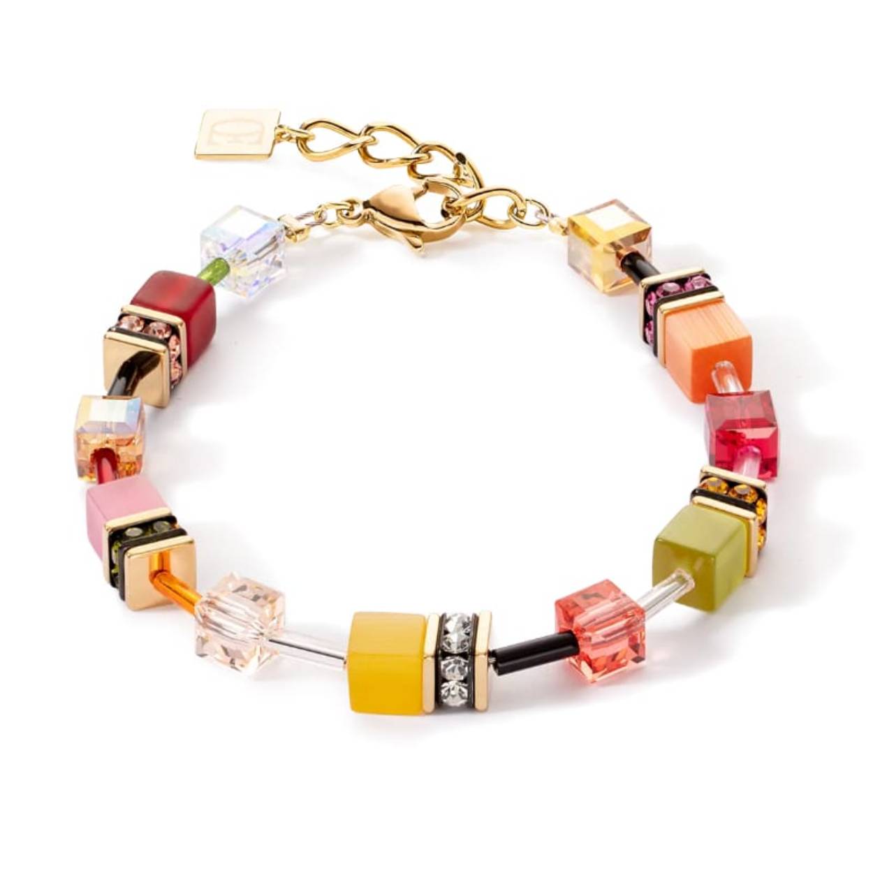 Kleurrijke armband met de bekende GeoCUBES geïnspireerd op het Bauhaus-design in de kleur Multicolor Indian Summer uit de collectie van Coeur de Lion, handgeregen in Duitsland en nieuw in geschenkverpakking. De armband is van verguld roestvrijstaal, geregen met blokjes van synthetisch tijgeroog en polaris in nazomer kleuren als licht groen, verschillende tinten oranje, okergeel gecombineerd met schitterende kristallen en strassrondellen. Tussen de blokjes hele fijne staafjes in verschillende kleurtjes. Draaglengte van de armband is 18,5 tot 21,5 cm, dikte van de blokjes is 0,6 cm, de dubbele blokjes 1 cm breed. 

Prachtige kleurencombinatie, de armband is onderdeel van een set maar natuurlijk ook prima los te dragen. 