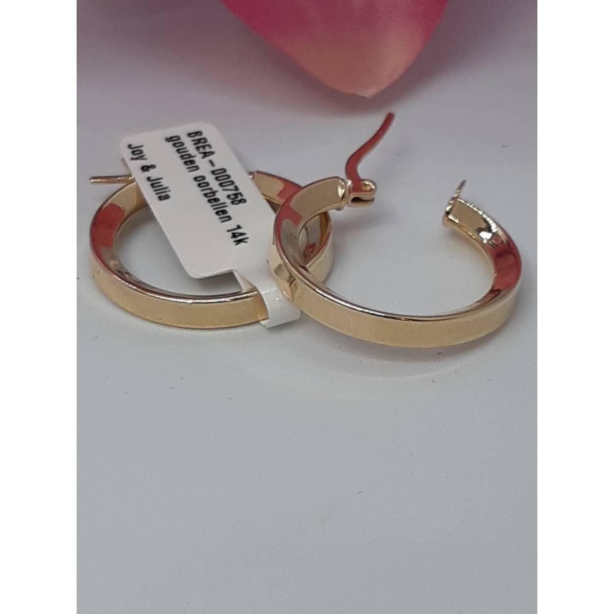 Onze prachtige gouden oorbellen, modelnummer BREA-000758, zijn 14-karaats geelgouden creolen met een glanzende afwerking. Ze hebben een breedte van 3 mm en een diameter van 17,5 mm. Perfect om elke dag te dragen of om een elegante touch aan je outfit toe te voegen bij speciale gelegenheden. Een tijdloos sieraad dat je stijl verheft.