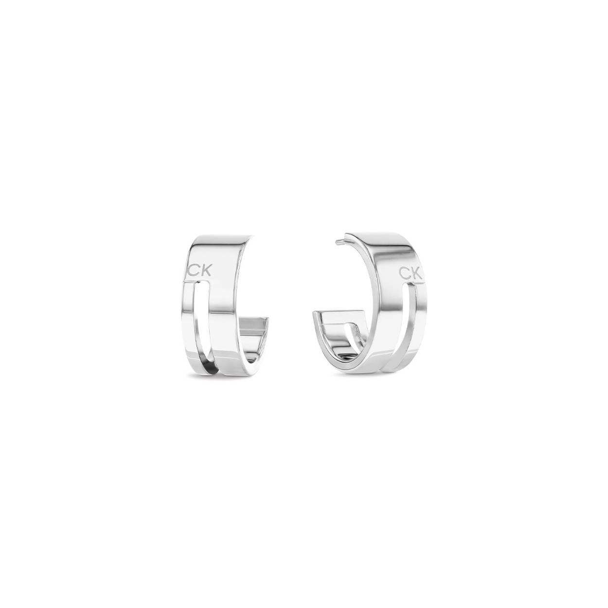 Calvin Klein CJ35000677 Dames Oorsieraad Staal
Deze stalen dames oorbellen van Calvin Klein met nr CJ35000677 hebben een strak uiterlijk. De glimmende zilverkleurige stalen oorstekers zitten half om het oor en hebben een uitsparing net naast het midden. De diameter is 2cm en de oorbel zit met een steker in het oor. Leuk te combineren met andere sieraden uit de serie van Calvin Klein.

OVER CALVIN KLEIN
Calvin Klein is een wereldwijd lifestylemerk dat gewaagde, vooruitstrevende idealen en een verleidelijke, vaak minimalistische, esthetiek nastreeft. Calvin Klein werd groot in de jaren 70 door haar mode- en merkjeans collecties. In de jaren 80 lanceerde Calvin Klein haar spraakmakende ondergoed dat uitdrukkelijk van logo ’s voorzien was. Vanwege het grote succes is het merk ook succesvol uitgerold in Accessoires, Parfums, Home, Brillen, Golf, Horloges en Sieraden.
Sinds de oprichting in 1968 door Calvin Klein, heeft het merk haar reputatie opgebouwd als leider in de Amerikaanse mode, dankzij een cleane esthetiek en innovatieve ontwerpen. Calvin Klein wil haar publiek verleiden en inspireren door middel van provocerende beelden en opvallende ontwerpen die prikkelen. 

SPECIFICATIES:
- Stalen dames oorsieraden
- Ø 2cm
- Zilverkleurig
- Glimmend