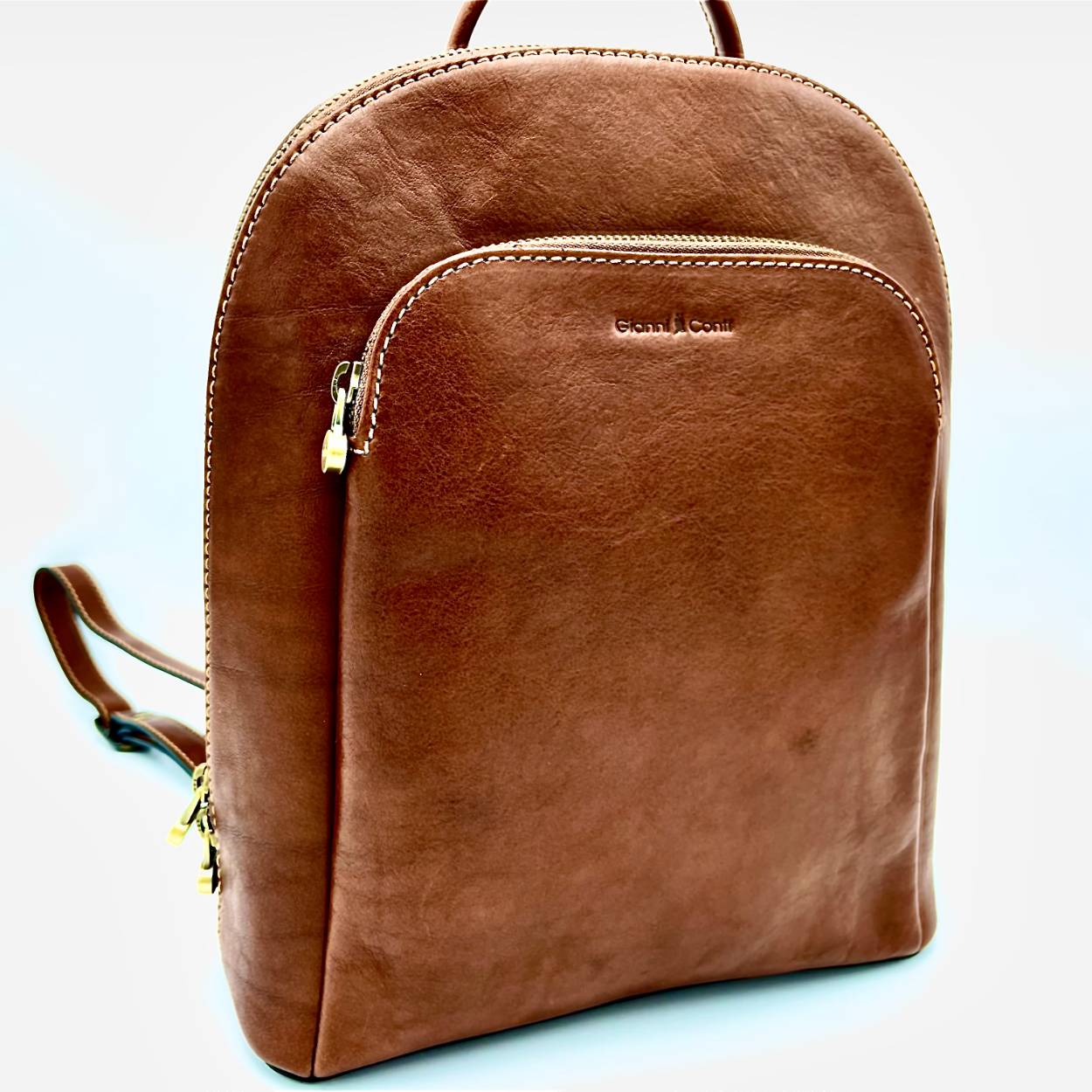 Deze rugzak heeft een handig voor en achtervak voor uw waardevolle  spullen. Ook heeft het in de tas zelf een middenscheiding met rits. Deze prachtige rugtas is handgemaakt in het mooie Toscane. 
een echt natuurproduct.

Afmetingen:
hoogte 30cm x breedte 27cm x diepte 13cm