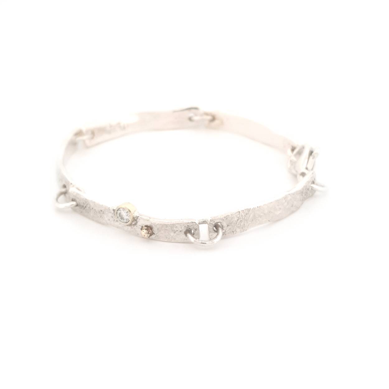 De bewerkte schakels vormen samen de loop van de rivier. 
Met een bijzondere plaatsing van de edelsteen en de gouden details straal je met deze  armband pure luxe uit.

Maak een afspraak en kom deze sierlijke armband eens passen! Of bestel haar gelijk, dan sturen we deze armband mooi verpakt naar je toe.