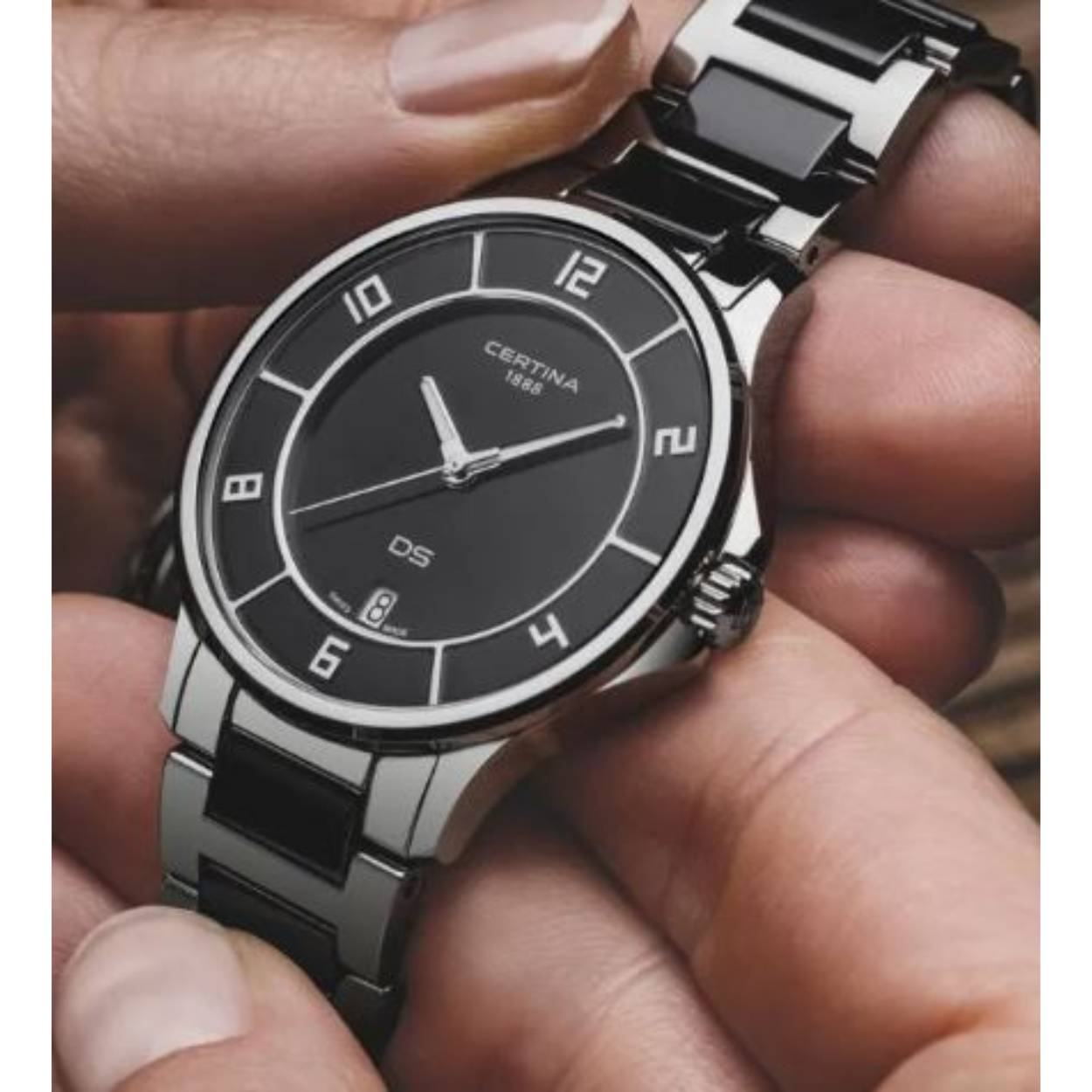 Certina horloges
Certina-horloges staan ​​bekend om hun precisie en betrouwbaarheid en vertegenwoordigen hun 130-jarige geschiedenis in het maken van horloges. Gefocust op Zwitsers vakmanschap en goede esthetiek, biedt het merk collecties die variëren van een Heritage-serie tot een Urban-lijn, een Sport-collectie en de Aqua-waterhorlogeserie. Het merk heeft ook een sociaal geweten en is betrokken bij de Sea Turtle Conservancy (STC) door een van de schildpadden te sponsoren in de wereldwijde race die de studie en bescherming van zeeschildpadden mogelijk maakt. Certina werkt om geld in te zamelen, maar ook om bewustwording te creëren.