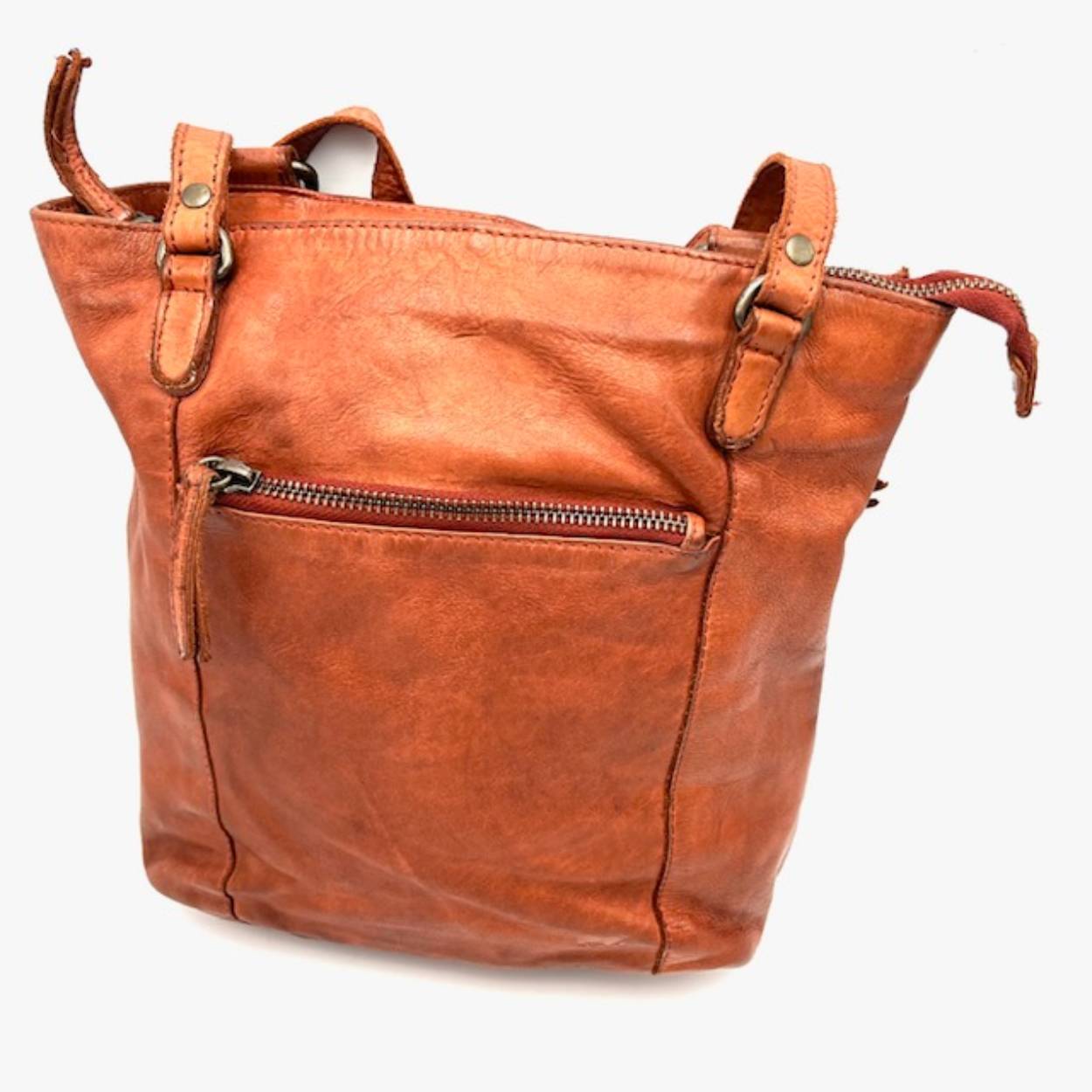 shopper of rugzak? U kunt kiezen hoe deze soepel lederen tas gedragen dient te worden. Tas is voorzien van toprits, achterrits en voorrits. Binnenkant is voorzien van steekvak en binnen ritsvak. 

Afmetingen:
hoogte 29cm x breedte 24cm x diepte 11cm