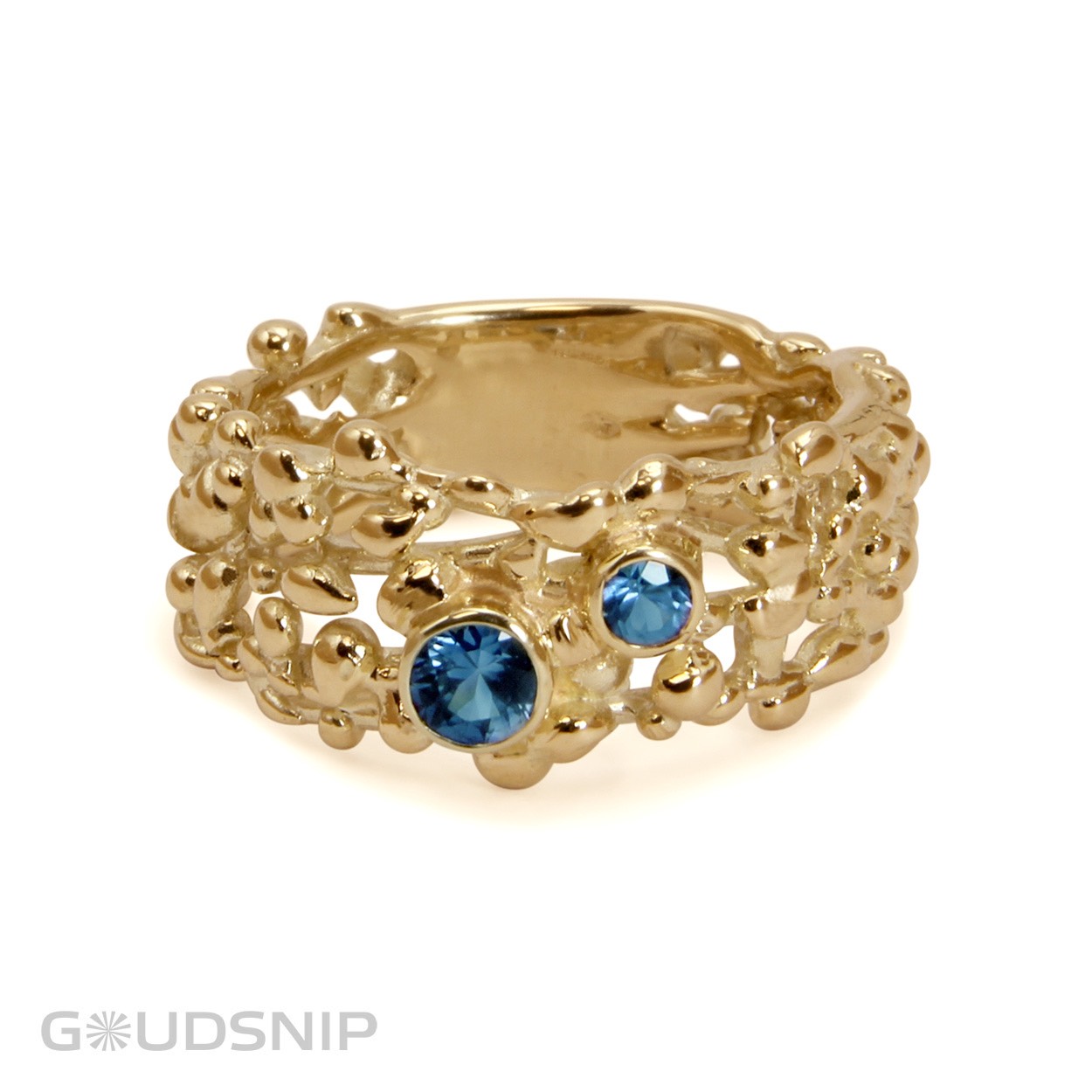 Handmade geelgouden ring met 2 blauwe saffieren. Nature inspired. Handgemaakt in ons atelier. Deze ring is ook verkrijgbaar in andere varianten.