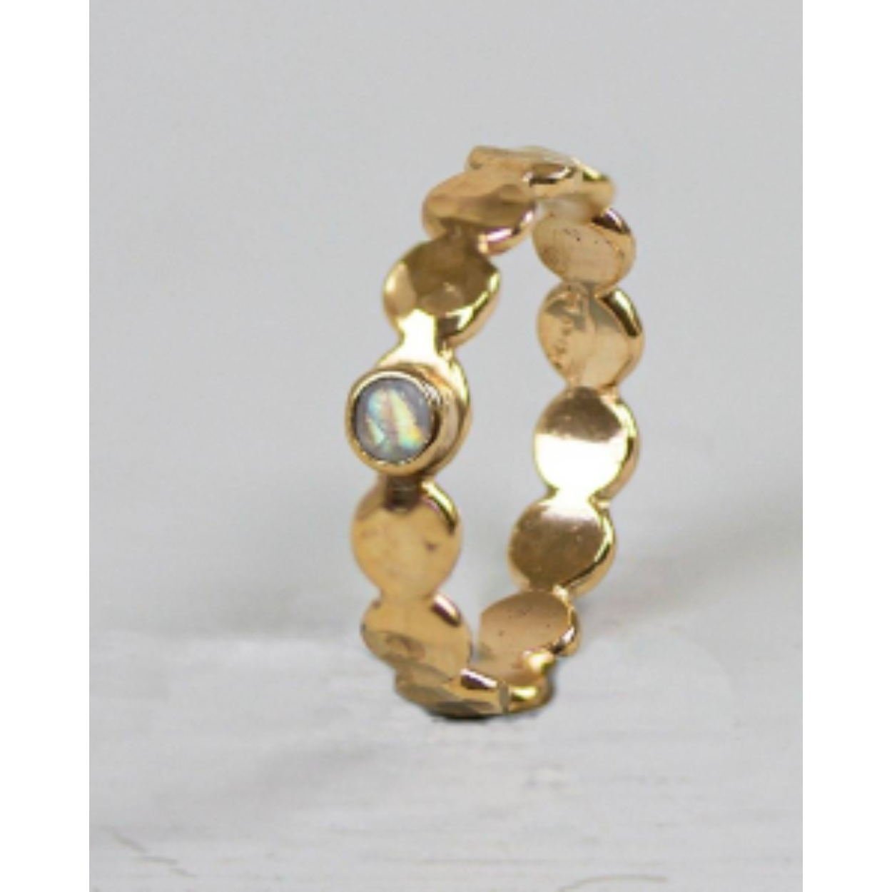 Ring gemaakt van goldfilled met bovenop een kleine maansteen. Draag de ring in combinatie met een andere ring van Jéh Jewels of prachtig los!