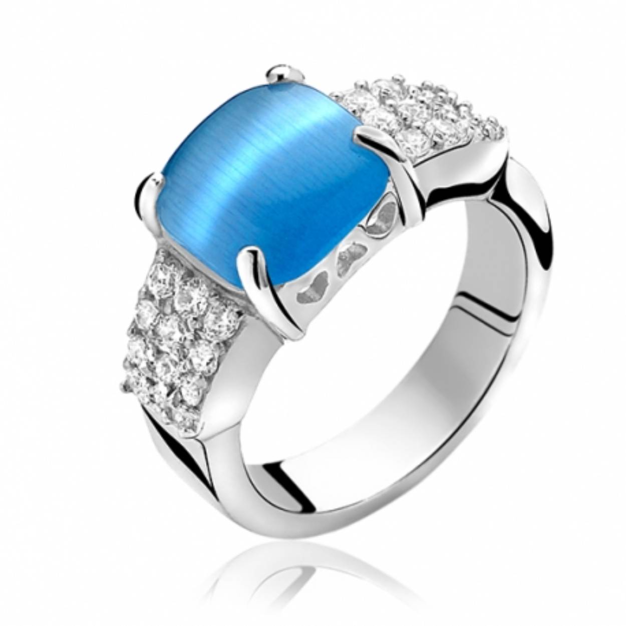 ZINZI zilveren ring met grote blauwe cateye en bezet met witte kleine zirconia's. Vervaardigd van eerste gehalte zilver (925) en met extra rodiumlaag voor een langdurige glans.