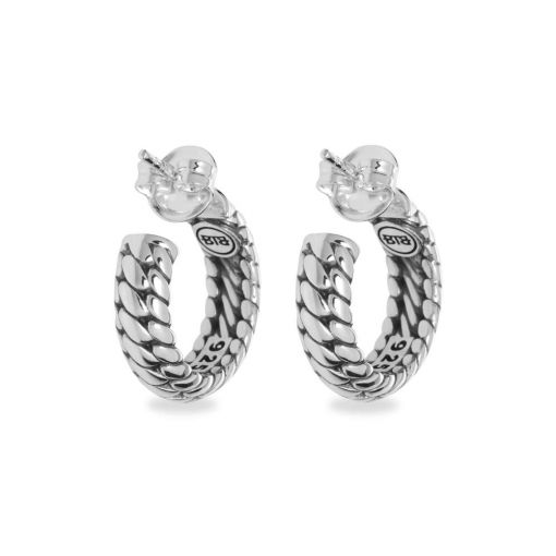 437 ONE Ben Oorring
De Ben Small oorbellen zijn prachtige zilveren oorbellen gebaseerd op de bekende Ben schakel. De Ben schakel wordt terecht gezien als een van de iconen van Buddha to Buddha. Maak gedurfde combinaties met andere sterling zilveren sieraden uit de Ben-collectie!

Maat	one
Collectie	Ben
Lengte mm	19
Materiaal	Zilver
Breedte mm	5.5
Geslacht	Unisex