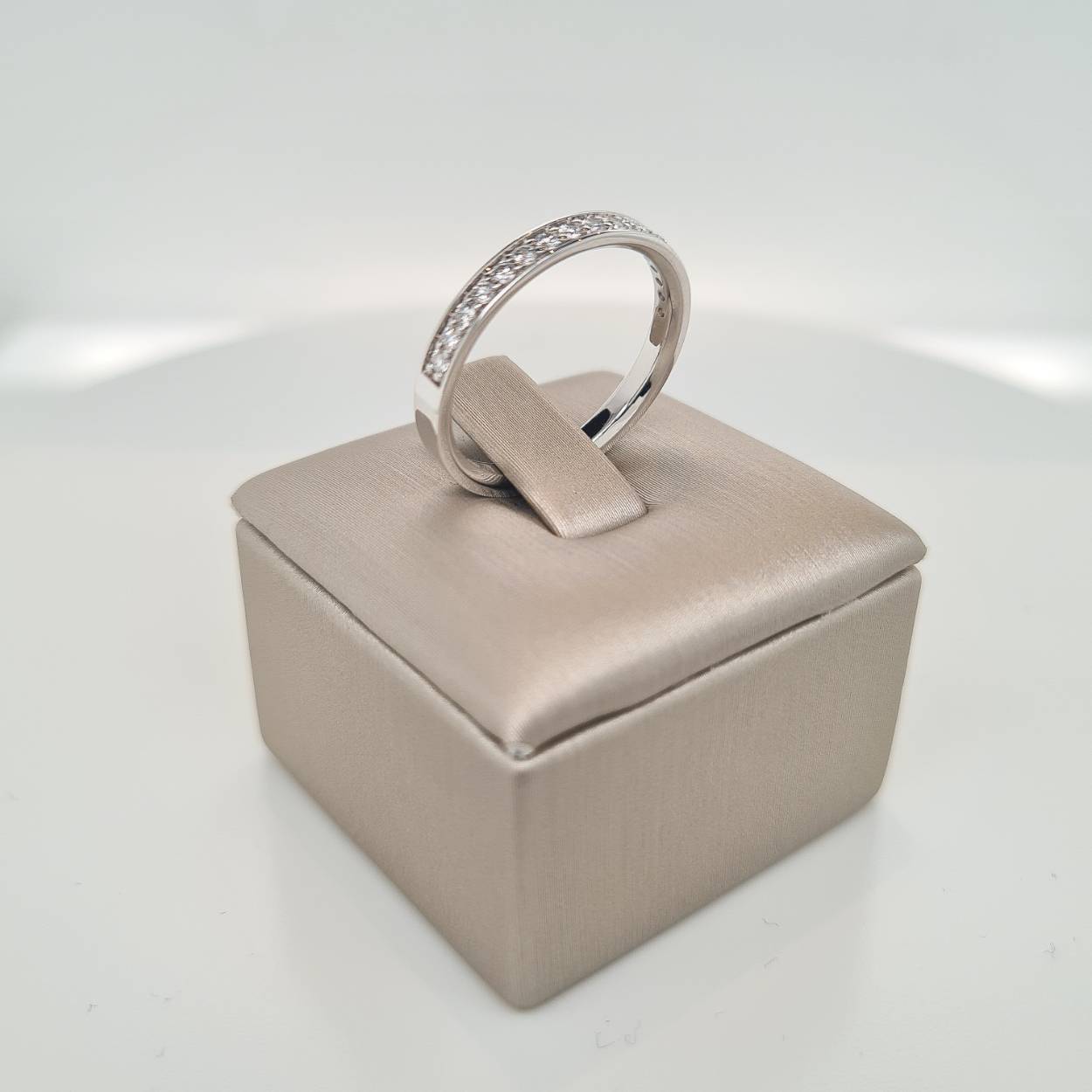 Prachtige fijne 14krt witgouden ring met een rij diamant 0,10 H Si.

Deze ring is maat 52 (16,5), heeft u interesse in een andere maat? Neem dan contact met ons op.