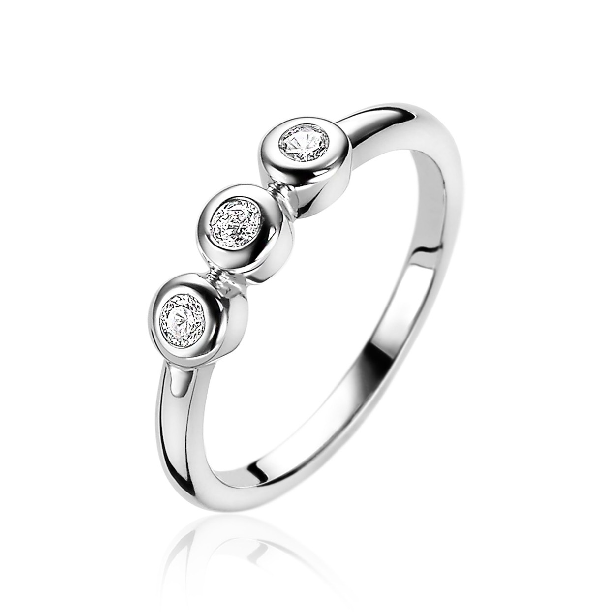 ZINZI zilveren ring met drie ronde witte zirconia's in een rij gezet op de top van de ring. De ring is vervaardigd van eerste gehalte zilver (925) en voorzien van een extra rodiumlaag voor een langdurige glans.
