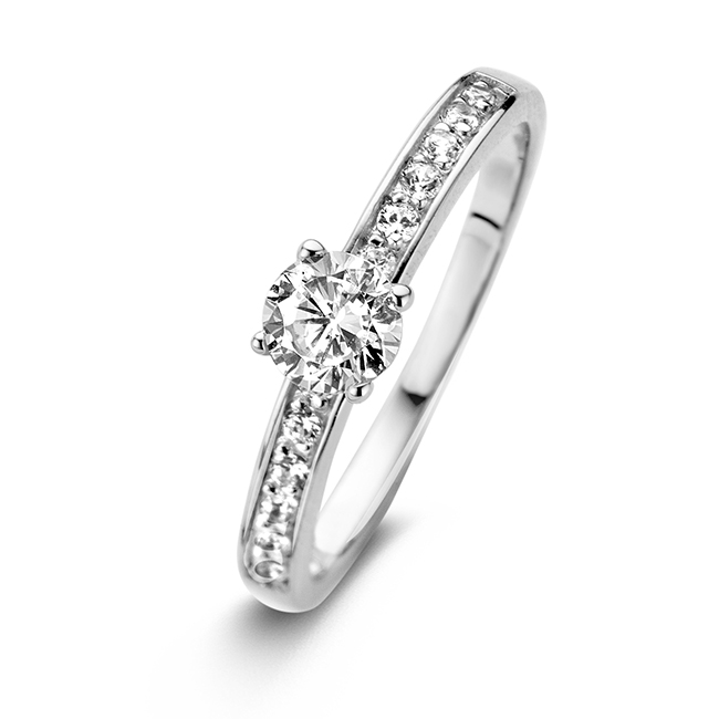 Deze prachtige Zilveren Rosa di Luca aanschuifring is versierd met sprankelende zirkonia's en heeft maat 52. De ring is perfect om te combineren met andere ringen voor een trendy en persoonlijke look. Draag hem los om de vinger, of stapel meerdere ringen voor een opvallende uitstraling. Een tijdloos stuk dat elegantie toevoegt aan elke outfit.