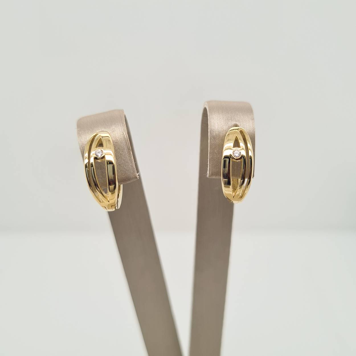 Prachtige 14 karaat gouden oorsieraden met zirkonia. 