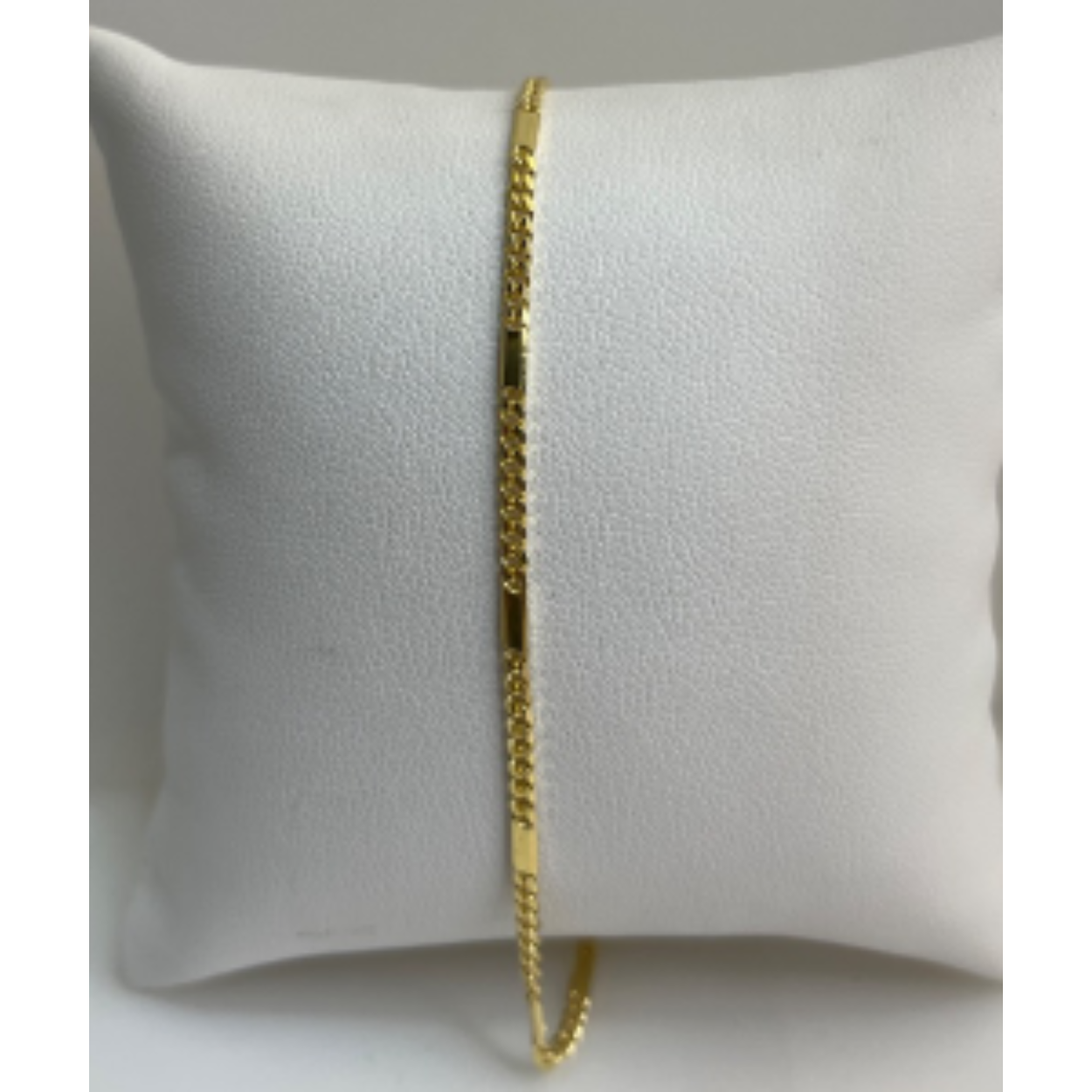 Dit elegante sieraad, is een geelgouden armband van 19 cm met een dikte van 2 mm. De armband weegt 2,72 gram. Perfect te dragen bij zowel formele als informele gelegenheden, solo of gestapeld met andere armbanden voor een trendy look.