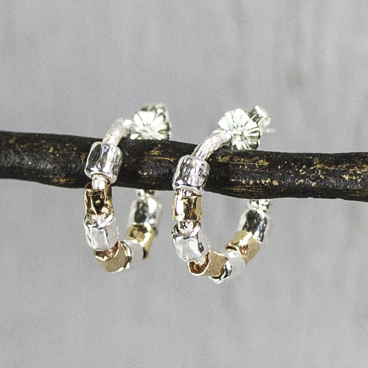 Oorbel gemaakt van 925 sterling zilver en Goldfilled. De buisjes zitten los om de oorbel heen waardoor ze kunnen bewegen. Combineer met een mooi buisjes collier voor een complete look!