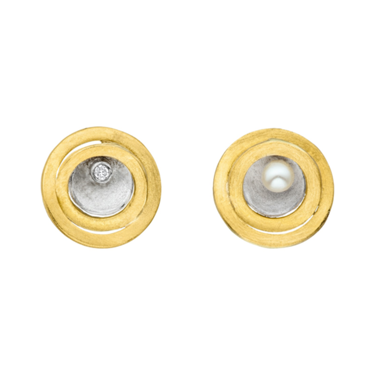 Manu schmuck oorstekers met diamant. 
Ook leverbaar met parel.