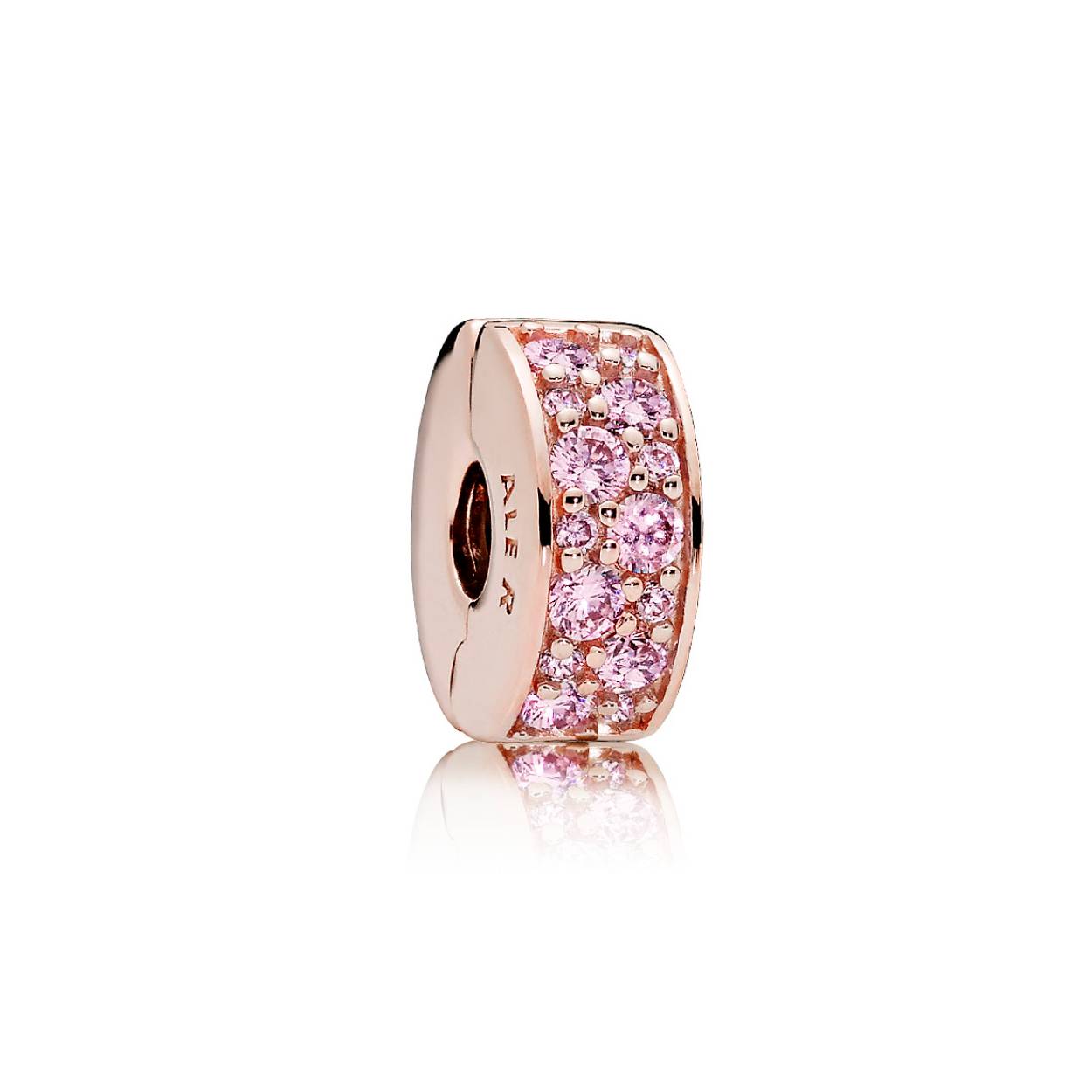 Je hoeft niet te schreeuwen om een sterk statement te maken. Onze roze pavé clipbedel die is verguld met 14-karaat roségoud is een krachtige touch aan je armband en brengt zowel balans als schoonheid. Hij is met de hand verguld met 14-karaat roségoud en voorzien van roze zirkonia in pavézetting voor extra glans. Bevestig meerdere bedels aan je armband voor een symmetrische styling of ga voor een minimalistische look met een enkel stuk. Jij bepaalt het allemaal zelf. Deze clipbedel heeft een silicone grip en past niet op de dikkere gedeelten van armbanden met een schroefdraadsysteem (twee bedelverdelers). Deze bedel kan op iedere andere plek op de armband aangebracht worden.