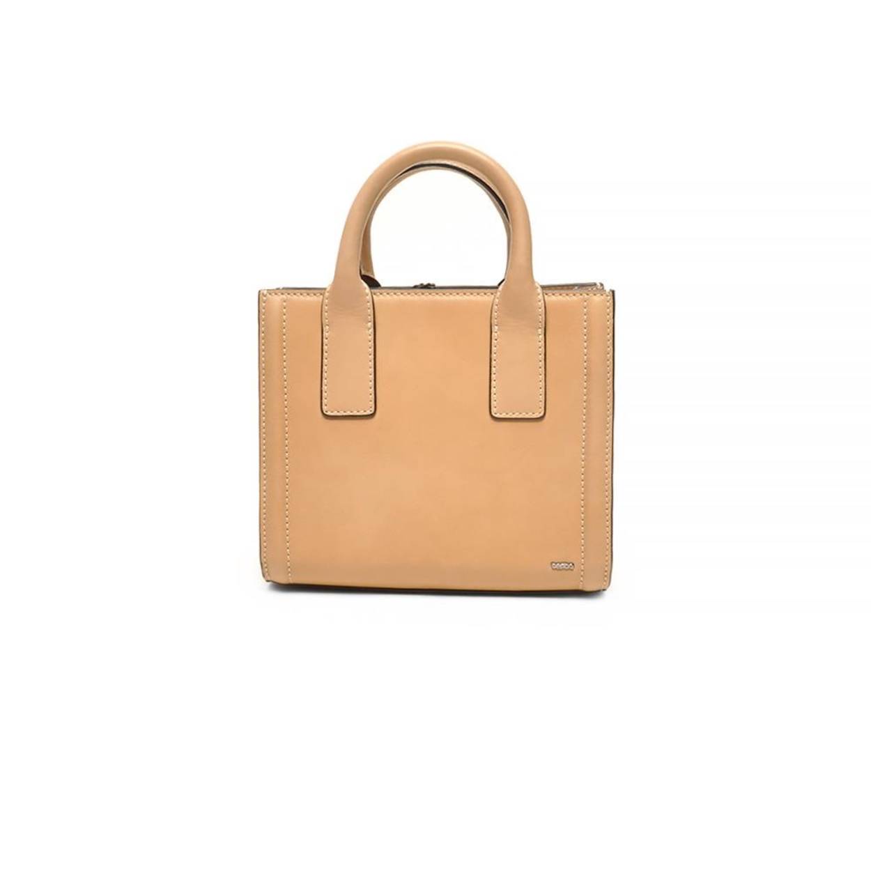 De Icons is een collectie gemaakt van zeer hoogwaardig rundleder en geschikt voor iedere situatie. Of je nu een chique outfit of een wat stoerdere hebt, met de Icons kan het allemaal! Iedere tas uit deze collectie is afgewerkt met zwart kantleer. De tas is verkrijgbaar in meerdere tijdloze kleuren en wordt geleverd met een leren band, wat zorgt voor optimaal draagcomfort. Aan de binnenkant van de tas vind je een ritsvak, meerdere kleine opbergvakken en een klein sleutelkoordje om je sleutels aan vast te maken
Hoogte	17 cm. hoog
Breedte	20 cm. breed