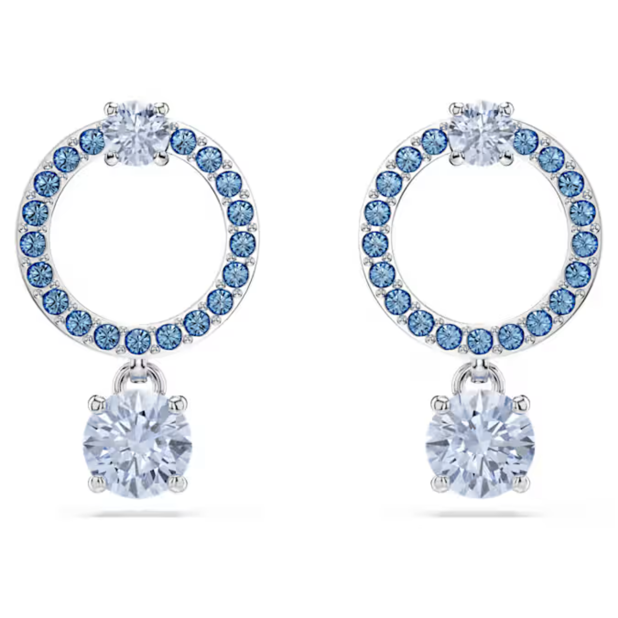 Deze kleurrijke oorstekers zijn eenvoudig maar briljant. Een blauw kristal in Round-slijpvorm hangt aan de kleine ringen, die zijn bezet met glinsterende blauwe pavé. De hangende elementen bewegen wanneer uw hoofd beweegt en weerkaatsen het licht in alle richtingen. Een perfecte manier om uw stijl te laten schitteren.