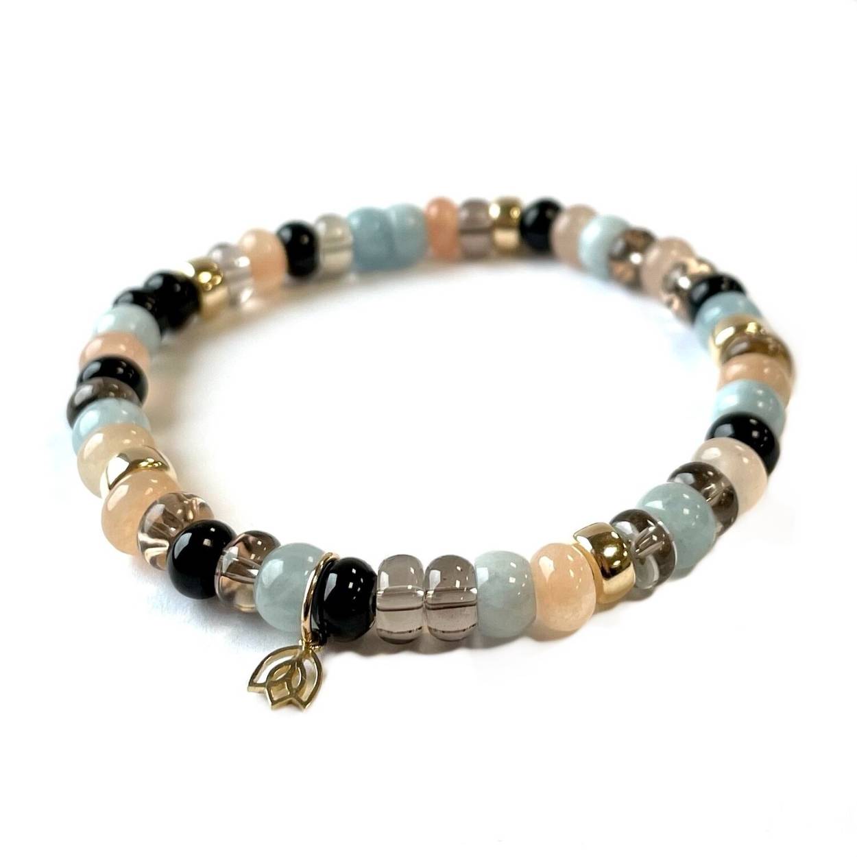 Y&G Classy

Edelstenen armband (6x4mm kralen) | Vijf 14kt gouden beads & tulp logo

Aventurijn | Aquamarijn | Onyx | Theekwarts