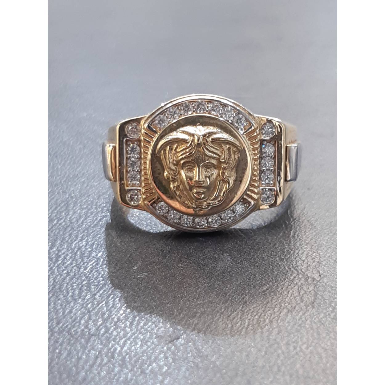 **Productbeschrijving**: Deze gouden ring is gemaakt van 14 karaat goud en straalt elegantie uit met zijn glanzende afwerking. Met een gewicht van 10,14 gram en maat 62 past hij perfect voor een comfortabele pasvorm. Ideaal voor dagelijks gebruik of speciale gelegenheden, combineer deze ring met andere gouden sieraden voor een stijlvolle en verfijnde look.