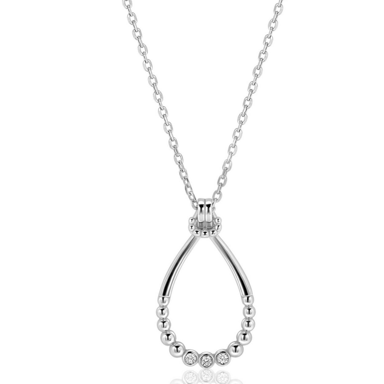 ZINZI zilveren ketting 45cm met open druppelvormige hanger (31mm), speels bezet met bolletjes en drie witte zirkonia&rsquo;s. De lengte van de ketting is verstelbaar van 42cm tot 45cm. Vervaardigd van eerste gehalte zilver (925) en voorzien van een extra rodiumlaag voor langdurige glans.