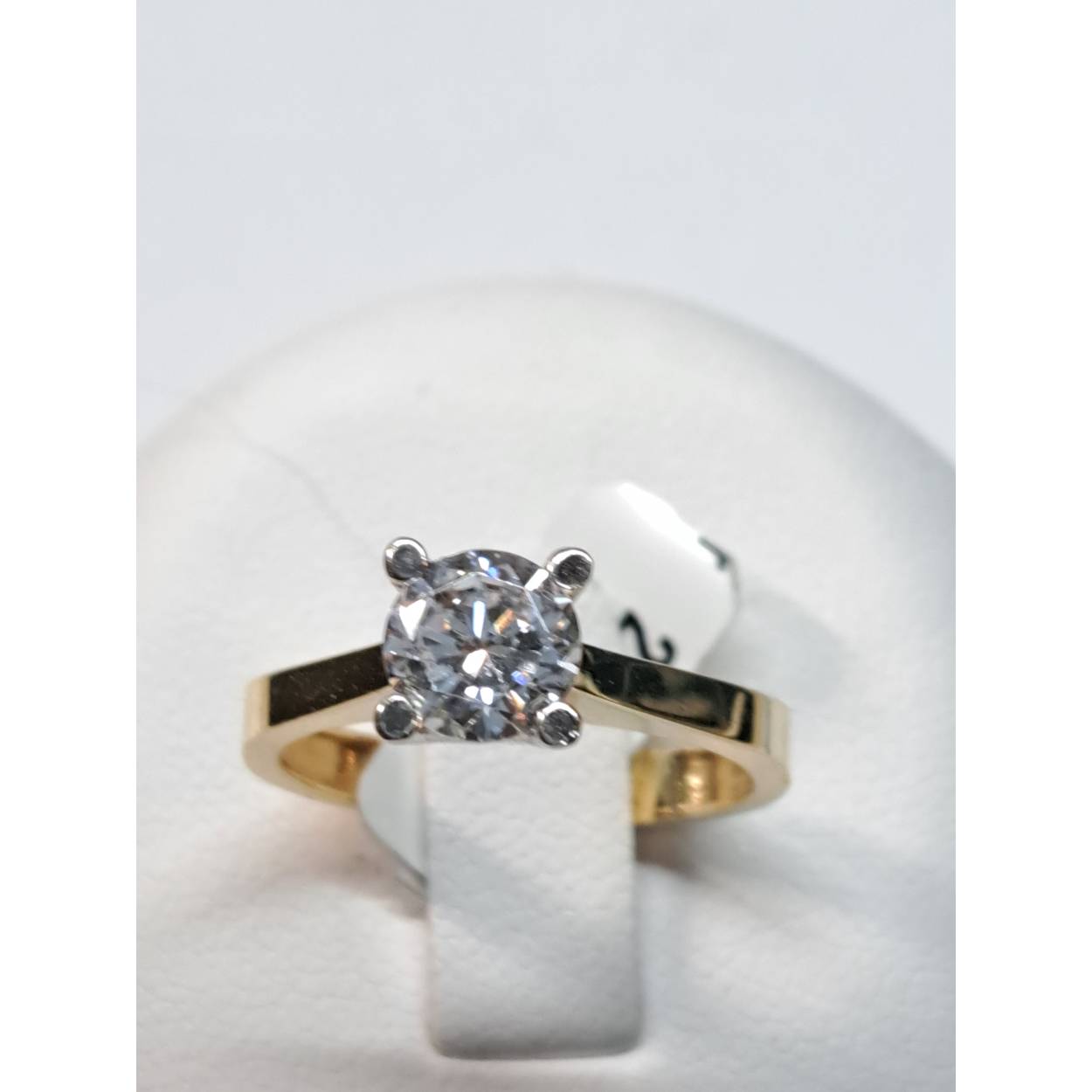 14 Karaat geel/wit gouden solitaire ring bezet met briljant geslepen zirkonia.