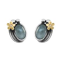 Oorknop - Hawaii
Deze sterling zilveren oorknopjes bevatten een 6 4 mm aquamarijn steen gecombineerd met een 14 kt. gouden bloemetje met een 0,005 kt. briljant diamantje.
