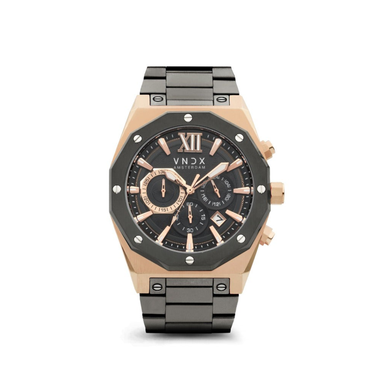 Ben jij dé Wise Man bij wie dit horloge perfect past? De matzwarte geborstelde stalen band die zorgt voor een krachtige uitstraling! Wordt in balans gebracht door de elegantie van de rosé gouden kast. As we say ‘Black fits all!’dus over het matchen bij je outfit bestaan geen zorgen. Dit horloge creëert een unieke mannelijke stijl waar de elegantie vanaf spat! Voorzien van een chronograaf kent deze Wise Man verschillende mogelijkheden. Bang om het horloge te verliezen hoef je niet te zijn. Het horloge beschikt over een vouwsluiting die gezekerd is. Zo zorgt VNDX ervoor dat jij en je Wise Man nooit te laat zijn.  ''Be you, be wise and always do things you feel right about! The Wise Man''
