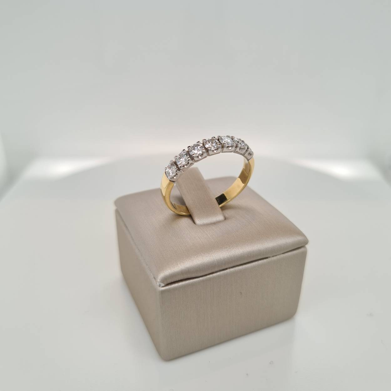 Prachtige 14krt gouden memoire ring met diamant, 0,85crt G VSi. De maat van de ring is 59 (19). Heeft u een andere maat, neem dan gerust contact met ons op.