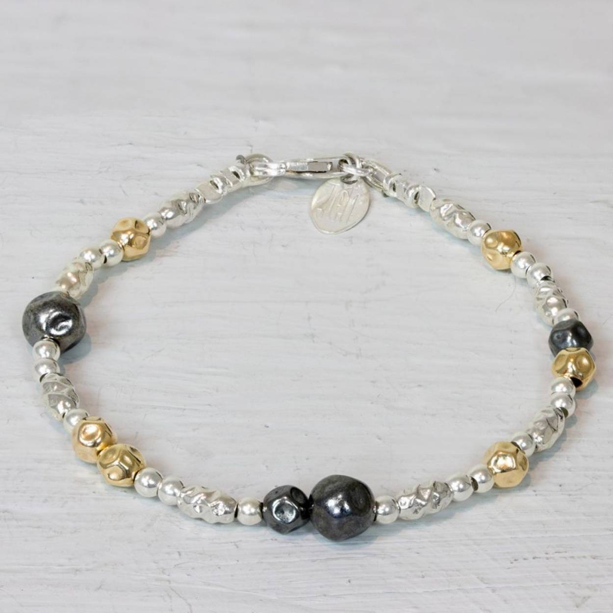 20949

Armband van Jéh Jewels, gemaakt van 925 sterling zilver, geoxideerd zilver en gold filled. Combineer deze armband met het bijpassende collier.