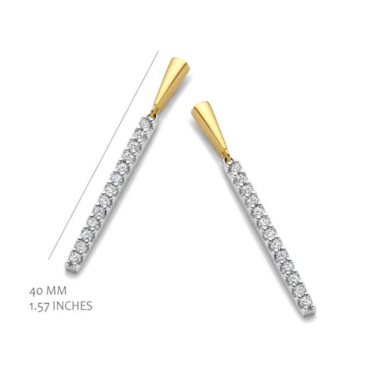 De oorhangers zijn vervaardigd in zilver met een laag plaque goud. De oorhangers zijn een staafje gezet met zirkonium.