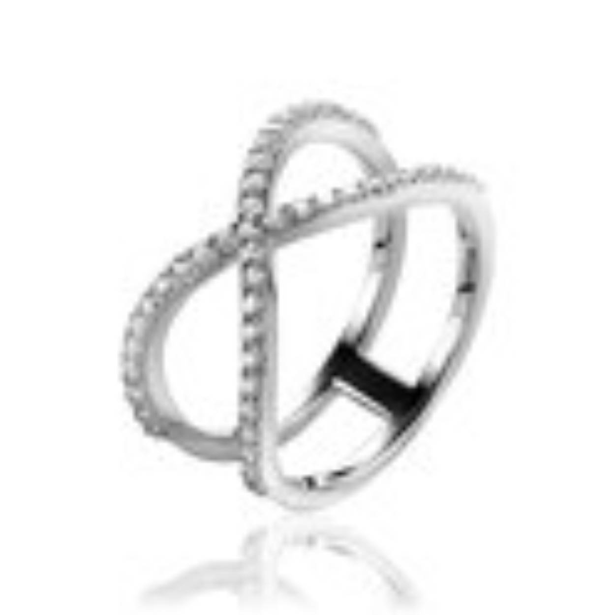 ZINZI zilveren ring. Een tweebaans, opengewerkte ring die kruist over elkaar.Hierdoor krijg je het effect van 2 afzonderlijke ringen. De zirconia's zorgen dat deze trendy ring een extra WOW effect krijgt. Vervaardigd van eerste gehalte zilver (925) en met extra rodiumlaag voor een langdurige glans
