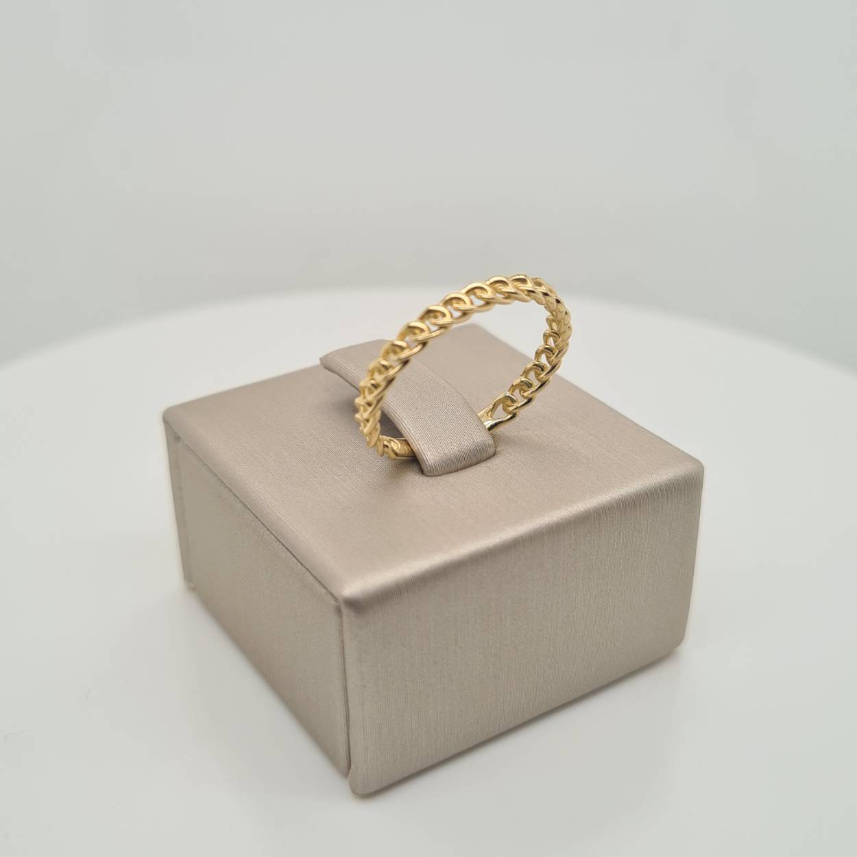 Prachtige 14krt gouden ring. 

Deze ring is maat 54, heeft u interesse in een andere maat? Neem dan contact met ons op