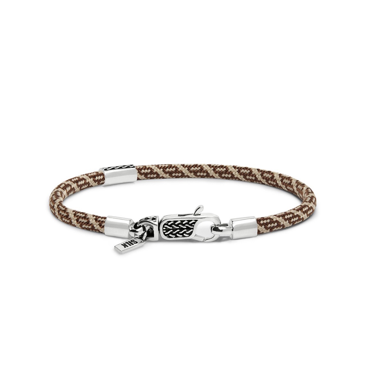 De nieuwste toevoeging aan de SILK collectie zijn de Azure, Emerald en Terra paracord armbanden, ontworpen met een luxe zilveren karabijnsluiting. Deze diepgekleurde armbandjes voegen stijl en kleur toe aan je arm en zijn verkrijgbaar in twee varianten: een met charm en een zonder charm.

De sterke, duurzame paracord armbanden zijn in verschillende lengte maten verkrijgbaar. Deze collectie is ontworpen om kleur toe te voegen aan je zilverstack. Door de paracord armbanden te combineren met andere sieraden creëer je een kleurrijk en speels geheel.