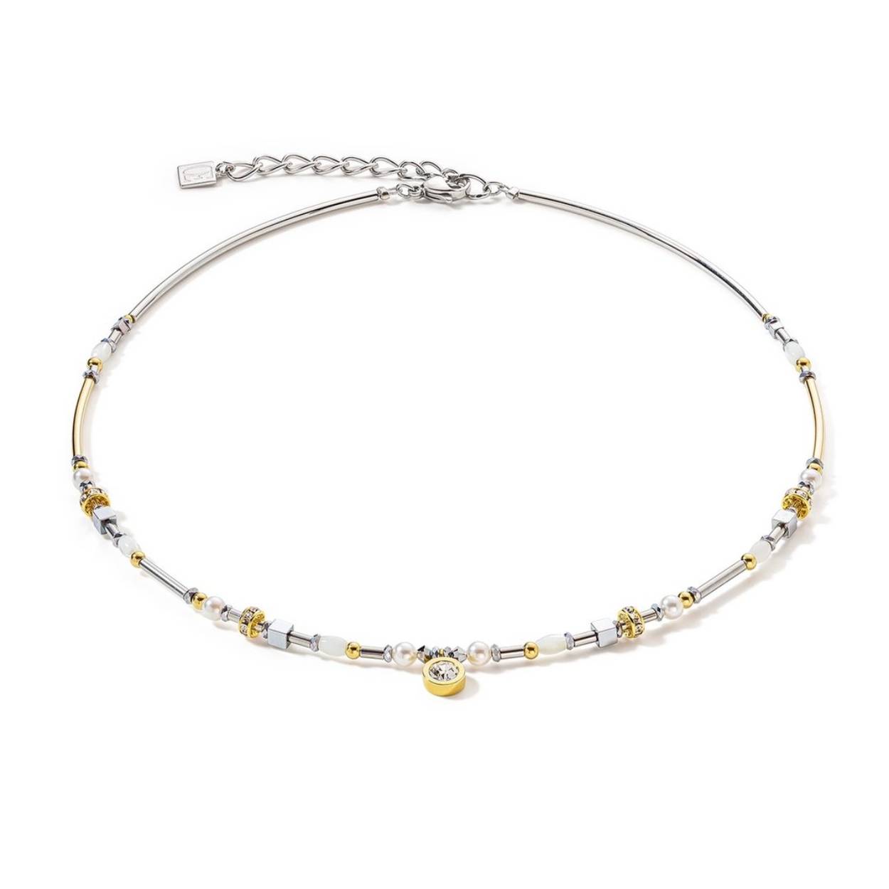Zilver en goud vormen een betoverende combinatie. Dit prachtige, tweekleurige collier met glinsterende kristallen parels zal elke outfit verfijnen. Mis ook de bijpassende armband en oorbellen niet. 

Elk sieraad van COEUR DE LION, wordt mooi opgemaakt op een stukje satijn in een premium designer etui en met een echtheidscertificaat aan u meegegeven.

Materiaal:
kristallen parels van Swarovski® 
parelmoer 
rondellen van bergkristal 
edelstaal
edelstaal verguld

Lengte:
45cm + 3 cm verlengketting met een vergulde edelstalen sluiting