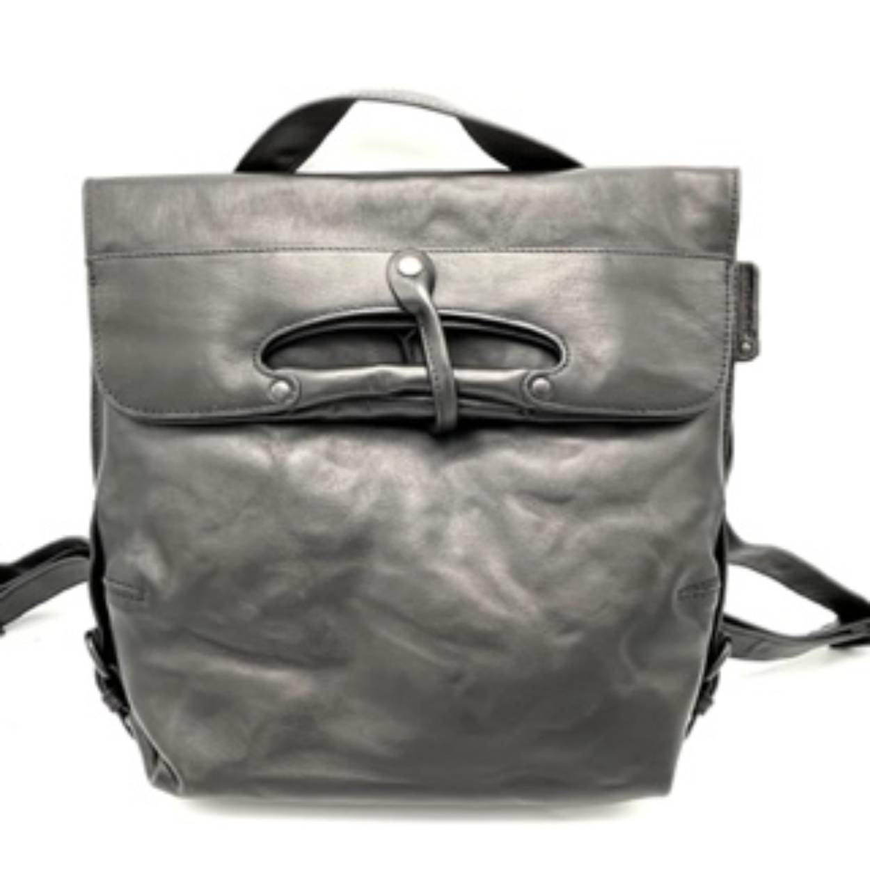 Deze Auntsanduncles tas, genaamd Mrs. Mince Pie Black Smoke, heeft een elegant en tijdloos design met hoogwaardig leer. De tas heeft verschillende vakken voor al je spullen, een verstelbare schouderband en een handige ritssluiting. De tas kan zowel als schoudertas als als crossbody tas gedragen worden, waardoor het de perfecte metgezel is voor elke gelegenheid. Stijlvol en functioneel, dat is waar de Auntsanduncles Mrs. Mince Pie voor staat.
Afmetingen:
Hoogte 29cm x breed 33cm x diep 10cm