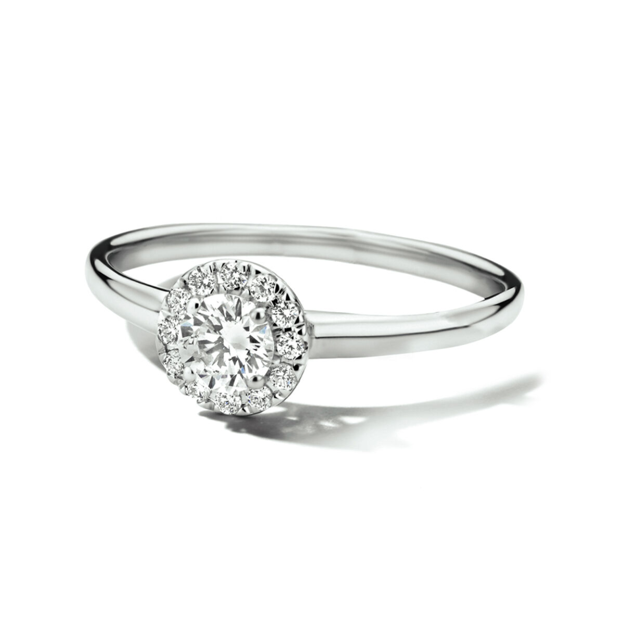 14k Witgouden ring met palladium legering. De ring is uitgevoerd met een Made Diamond en heeft een breedte van 6.5mm. Made Diamonds zijn diamanten die ontstaan in een laboratorium. Onder extreem hoge druk en temperatuur wordt het natuurlijk ontstaansproces nagebootst met als eindresultaat een diamant met dezelfde chemische eigenschappen maar met een andere oorsprong.