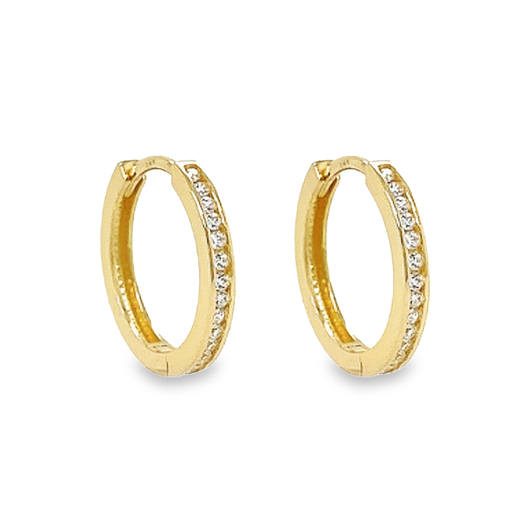Geel gouden rij klapoorringen zijn altijd een goede toevoeging aan je sieraden collectie. Deze oorringen zijn 'gemiddeld+' van formaat en vallen gemiddeld+ om het oor (zie afmetingen). De steentjes zijn briljant geslepen zirkonia's.