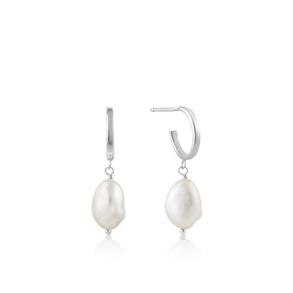 De tijdloze parel krijgt een opleving dankzij Ania Haie. Niet meer perfect rond, maar juist de imperfecte vorm van de parels maakt deze collectie hip. Maak een modern statement met de Pearl Mini oorbellen! Deze oorbellen zijn perfect om een classy look te creëren.


