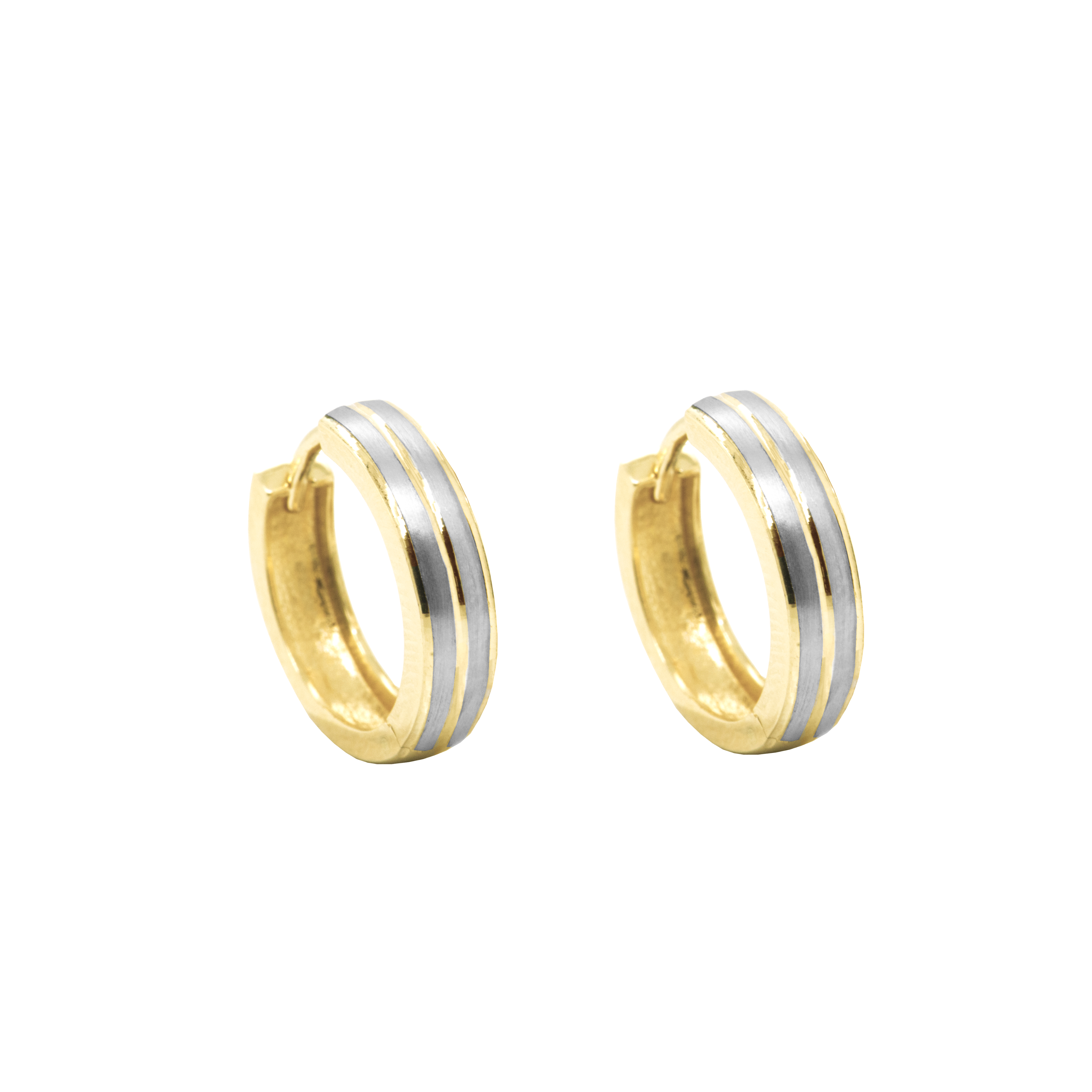 Deze bicolor gouden klapoorringen hebben een erg stevige en luxe uitstraling. Het witgouden gedeelte is gematteerd en de drie geel gouden lijnen zijn glad gepolijst.