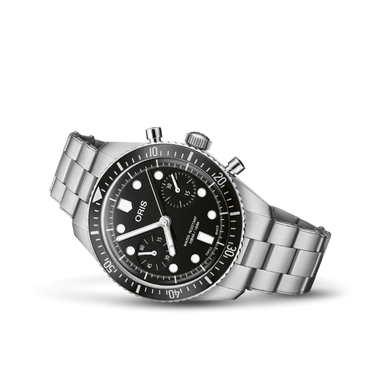 De Oris Divers Sixty-Five Chronograph is een meesterwerk, ontworpen voor de avonturier. Met zijn retro-geïnspireerde esthetiek brengt dit horloge een eerbetoon aan het rijke geschiedenis van Oris. De robuuste roestvrijstalen kast herbergt een precies Zwitsers automatisch uurwerk, terwijl de vintage-geïnspireerde wijzerplaat is voorzien van subtiel geplaatste chronograafcomplicaties. Waterbestendigheid tot 100 meter voegt functionaliteit toe aan zijn indrukwekkende design. Of het nu onderwater of aan de oppervlakte is, de Oris Divers Sixty-Five Chronograph is een betrouwbare metgezel voor de moderne ontdekkingsreiziger.