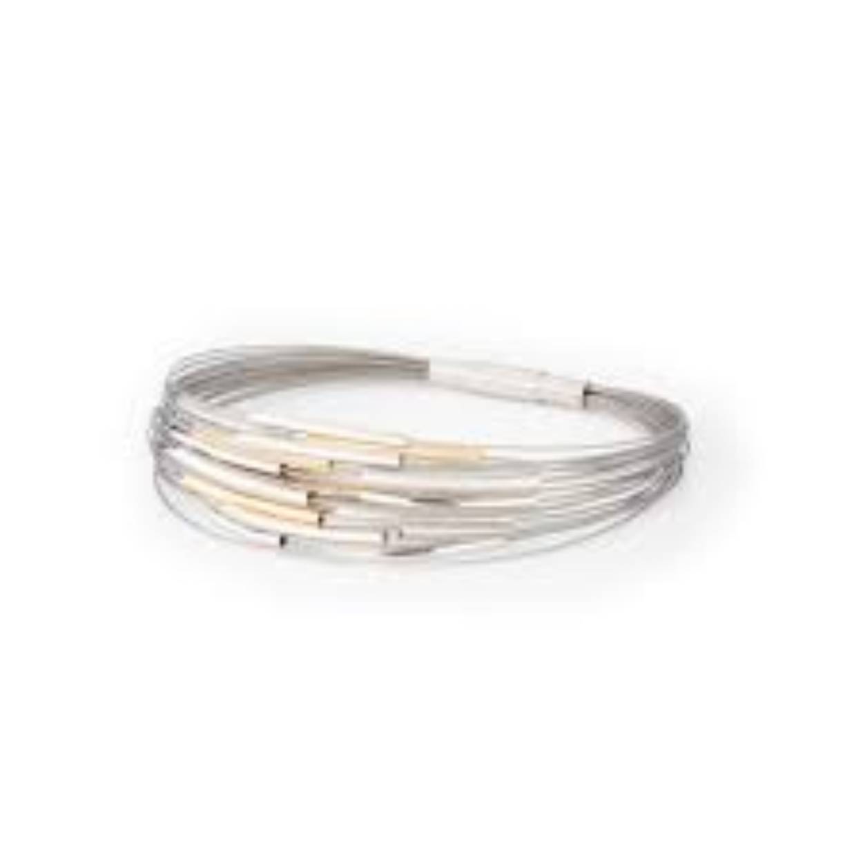 Armband van stalen draden met staafjes van zilver en met een goudkleurige vergulde laag. De sluiting is magnetisch en de lengte is 19cm.