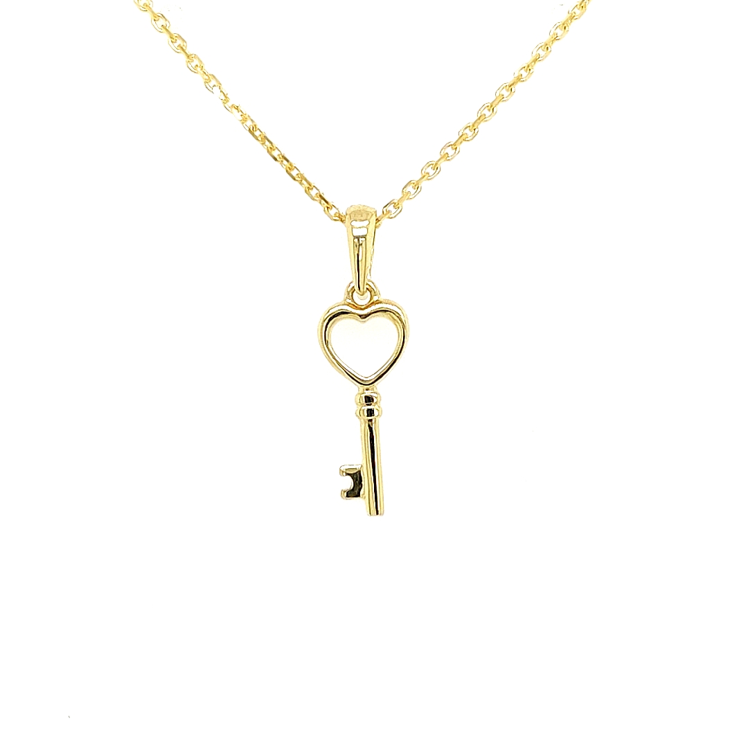 Deze geel gouden hanger is ontzettend leuk! Het is misschien wel letterlijk de sleutel van / tot de liefde. Deze hanger is leuk voor aan een kettinkje, maar ook aan een armband staat het geweldig.

Note: het kettinkje hoort niet bij de hanger, deze is enkel gebruikt voor de foto.