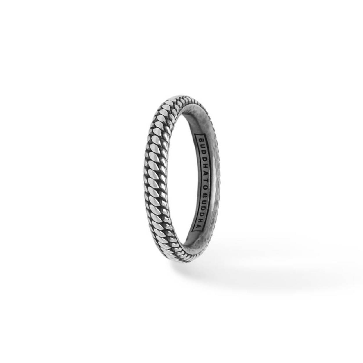 De Dunia ring is een verfijnde ring uit onze Refined collectie. Het design is gebaseerd op onze iconische Ben schakel aan de buitenzijde en bestaat uit geoxideerde en gehamerde structuur aan de binnenzijde. De ring is vervaardigd uit 925 sterling zilver en laat zich perfect combineren met andere ringen uit de Dunia range. Deze ring valt in de categorie smalle ringen