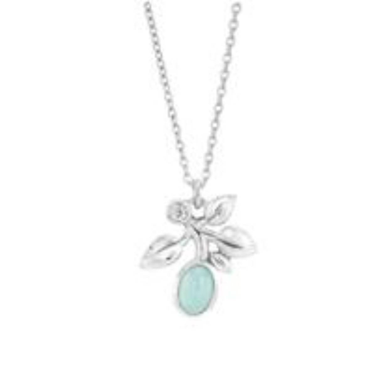 Deze sterling zilveren ketting heeft een zilveren hanger met een 7 x 5 mm chalcedoon en een 2,5 mm ronde zirkonia. De ketting kan op 42 en 45 cm gedragen worden.
Deze zuivere, natuurlijke materialen zijn volstrekt uniek. Ze verschillen in kleur en hebben unieke insluitsels en kenmerken waaraan hun ouderdom en natuurlijke schoonheid te zien zijn.