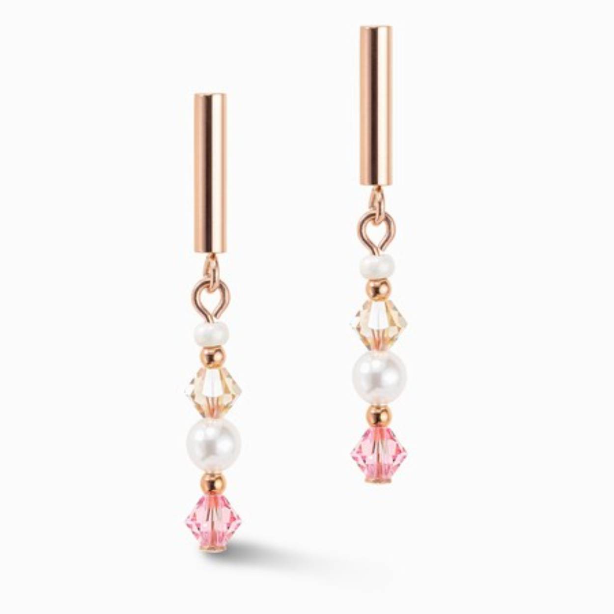 Dit spannende dessign voegt de perfecte kleuraccent toe aan je look. Of ze nu alleen of als set worden gedragen, deze stukken zijn een echte eyecatcher.