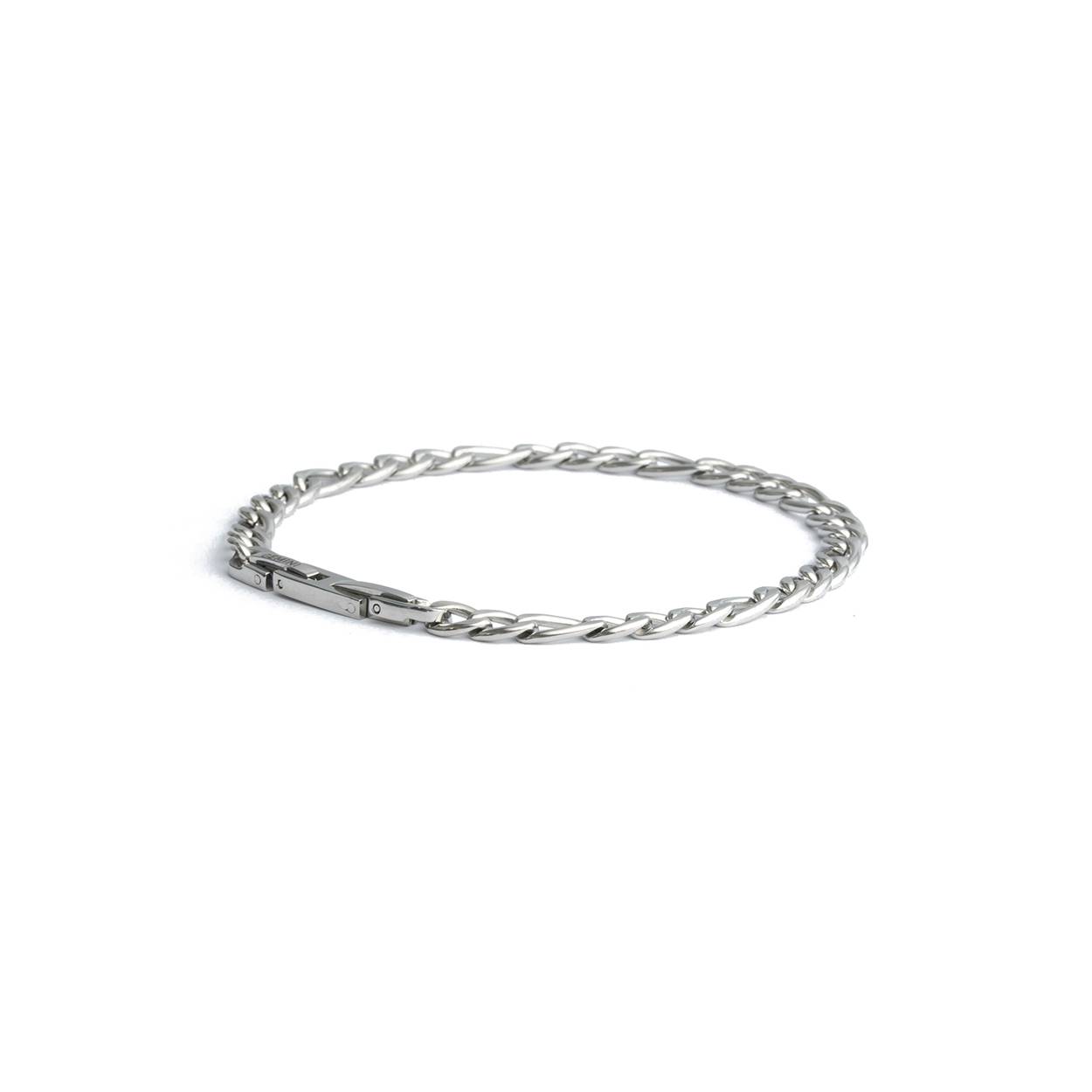 De Fortis Silver armband is een prachtige 5mm figaro armband met een op maat gemaakte sluiting. Hij is +-1 cm verstelbaar, dus je hoeft je niet al te veel zorgen te maken over de maatvoering.

De armband is gemaakt van duurzaam 316L roestvrij staal en is met de grootste zorg afgewerkt.