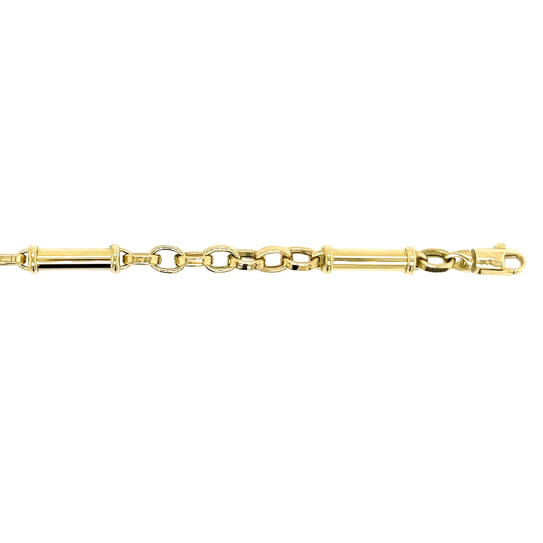 14 Karaats Geelgouden Armband met Karabijnsluiting. De typische bedelarmband schakel wordt onderbroken door gouden buisjes. De armband voelt solide en comfortabel aan de pols.