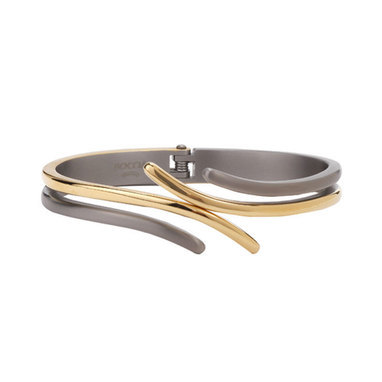 Bicolor titanium spang armband met scharnier.  Deels gematteerd, deels gepolijst verguld.